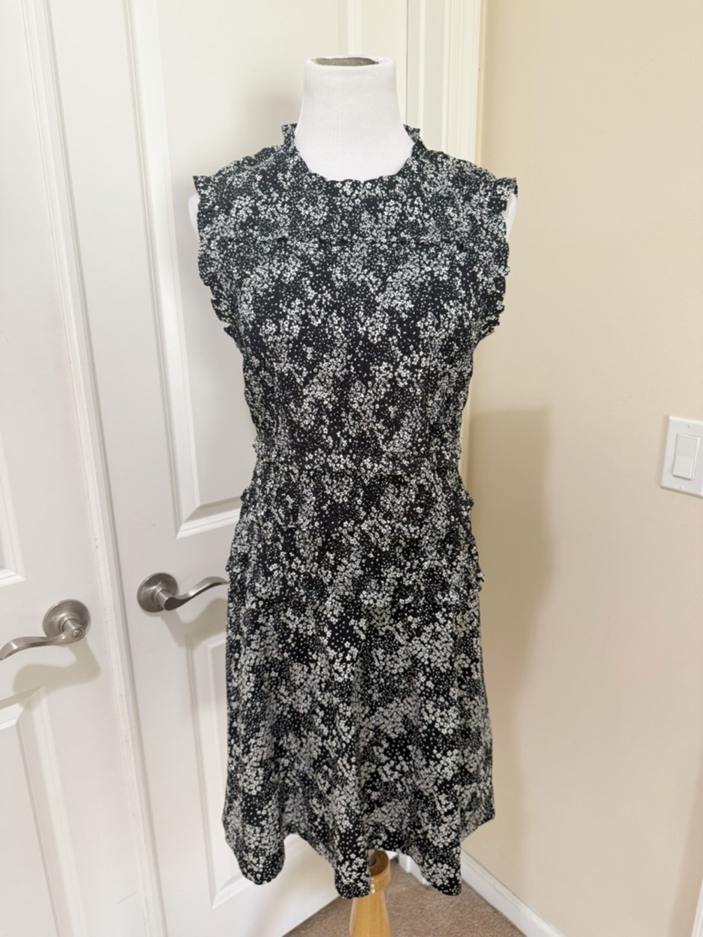 Madewell Smocked Crewneck Harper Floral Black White Mini Dress Floral Size 12 - Picture 2 of 9